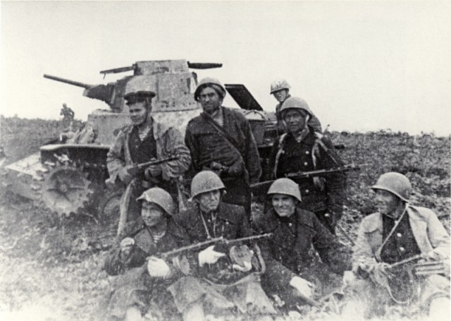 Советские морские пехотинцы на фоне подбитого японского танка _Ха-го_ на острове Шумшу.jpeg